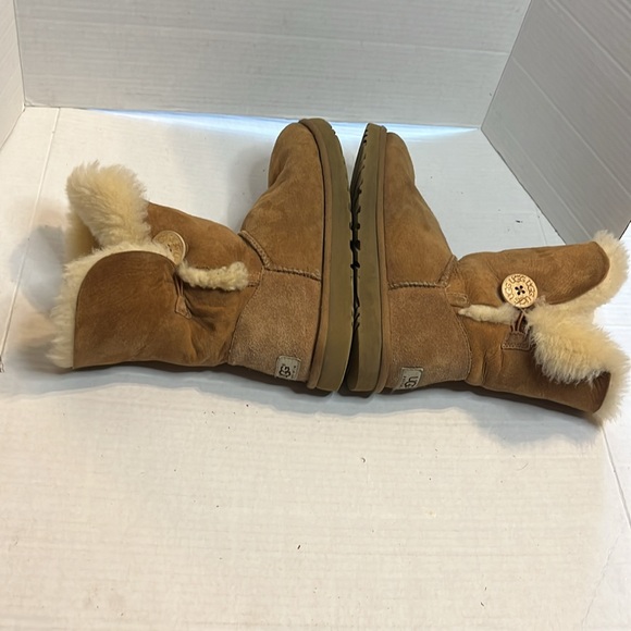 UGG Australia-8-chestnut brown classic comfy Cozy Sheepskin Boots button detail - Picture 12 of 15